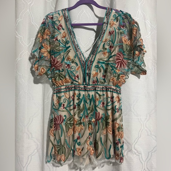 Selfie Leslie Pants - Selfie Leslie Floral Embroidered V-Neck Romper ~ Size Large